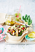 Pitabrot gefüllt mit Bohnen und griechischem Salat mit Tofu-Feta