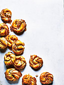 Cinnamon Buns (Zimtschnecken) auf weißem Untergrund