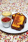 Toasted cornbread with jam