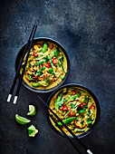 Laksa-Curry mit Garnelen, Zuckerschoten und Chili (Asien)