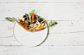 Symbolbild für die Keto-Küche: Uhr mit Gemüse, Obst, Pilzen und Fleisch