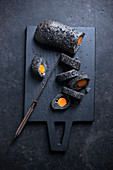 Schwarzes Sesambaguette mit eingebackener Karotte