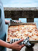 Kartoffelpizza mit Zwiebeln und Grana Padano