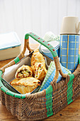 Picknickkorb mit Cornish Pasties und Thermoskanne