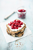 Selbstgemachte Cranberry-Marmelade auf Hüttenkäse und Walnuss-Feigenbrot