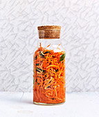 Karotten-Kimchi in Glasflasche