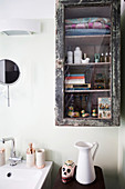 Shabby-Badezimmerhängeschrank mit Glastür zur Aufbewahrung von Deko und Utensilien