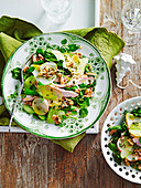 Salat mit geräuchertem Hähnchen, Birnen und Walnüssen