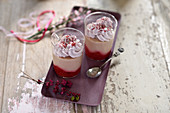Veganes Schichtdessert im Glas mit Himbeeren, Guave-Kokos-Pudding und Kirschsahne