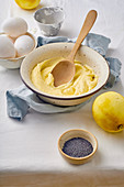 Butter und Zucker vermengt als Zutat für Zitronen-Biskuitkuchen