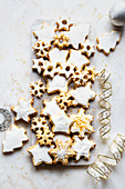 Glutenfreie Stern- und Schneeflockenplätzchen mit Zuckerglasur
