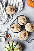 Zimt-Kürbis-Cupcakes mit Ahornsirup-Buttercremehaube