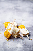 Selbstgemachtes Cheesecake-Stieleis mit Honig und Mango