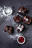 Schokoladen-Brownies mit Mandeln und Himbeeren auf Abkühgitter