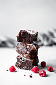 Schokoladen-Brownies mit Mandeln und Himbeeren, gestapelt
