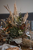 Gesteck aus Trockenblumen auf Hochzeitstisch