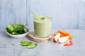 Spinach smoothie with apple and carrot