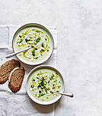 Kalte Gurken-Joghurt-Suppe mit Dill