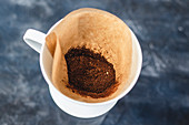 Kaffeefilter mit Filtertüte und gemahlenem Kaffee