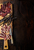 Entenschinken, Bresaola und Beef Jerky auf Holzschneidebrett