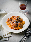 Spaghetti mit Fleischbällchen und Tomatensauce