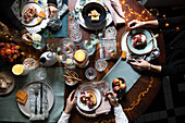 Festlich gedeckter Tisch mit essenden Menschen