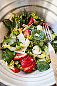 Barbecue salad with spinach, strawberries and mozzarella