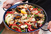 Paella mit Hähnchen und Meeresfrüchten