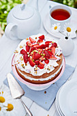 Erdbeer-Sahne-Torte mit Pistazien