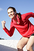 Frau macht Fitness auf der Terrasse