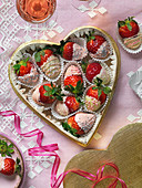 Erdbeeren mit weisser Schokoladenglasur zum Valentinstag