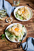 Rahmlauch mit Cloud Eggs und Walnüssen (Keto-Küche)