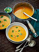 Rote Curry-Butternusskürbis-Suppe (Thailand)
