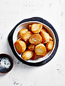 Bratkartoffeln mit Salz in Schüssel