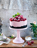 Cheesecake with raspberries, mint and icing sugar