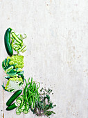 Stilleben mit grünem Gemüse und Kräutern