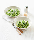Grüne Spaghetti mit Basilikum und Parmesan