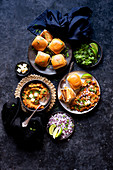 Pav Bhaji (Gemüsepüree, Indien) serviert mit gerösteten Brötchen