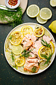 Gebratener Lachs mit Fenchel und Zitronenscheiben