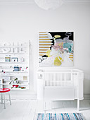 Abstraktes Gemälde überm Gitterbett im Kinderzimmer in Weiß