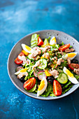 Salade niçoise (Salat mit Thunfisch, Kapern und Sardellenfilets)