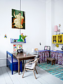 Alter Holztisch, blaue Sitzbank und Stühle im Kinderzimmer