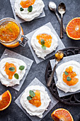 Mininpavlova with blood orange marmalade