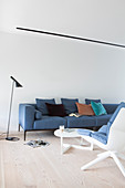 Blaues Sofa im skandinavischen Stil im Wohnzimmer mit Holzboden