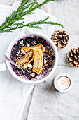 Beeren-Porridge mit gebratenen Bananen, Nüssen und Sesam (weihnachtlich)