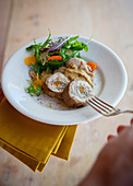 Kaninchenroulade mit Thunfischsauce und Salat