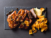 Spare ribs with mustard and crisps