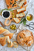 Brot, Olivenöl, grüne und schwarze Oliven