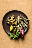 Auberginenmus mit Sardinen und herbem Salat