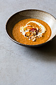 Vegane Tomaten-Soja-Suppe mit gebackenen Kirschtomaten